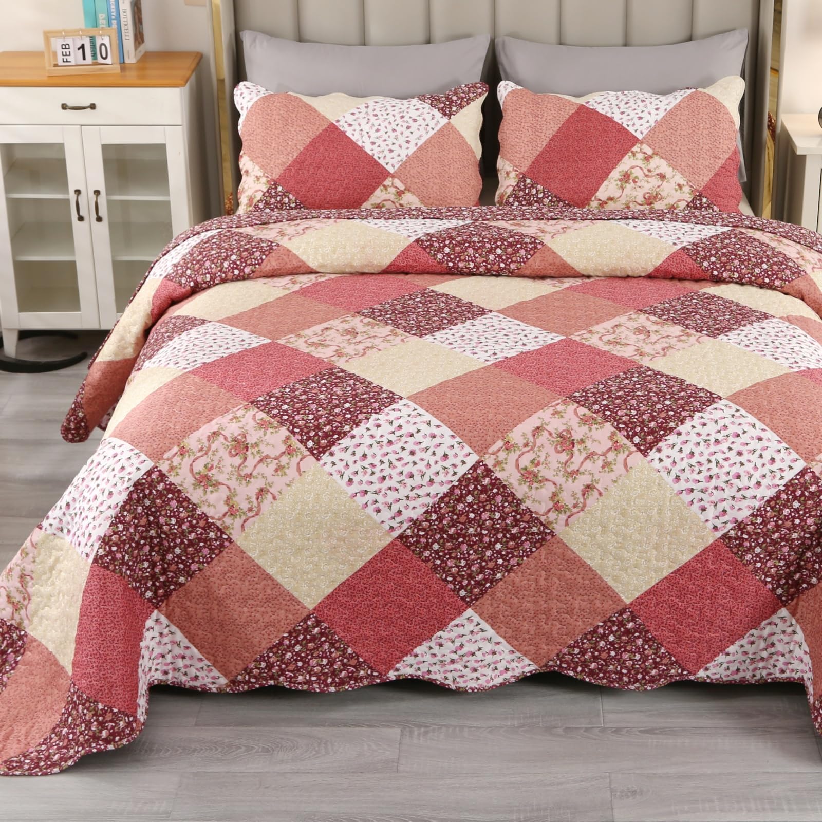 Qucover Queen Quilt Set, 3 Piece Red Pink Floral Patchwork Print Quilts Queen Size, Soft Microfiber Reversible Quilt Coverlet Se